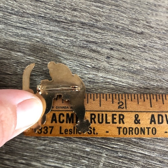 Vtg 1972 Snoopy Skiing Enamel Pin - Picture 8 of 11